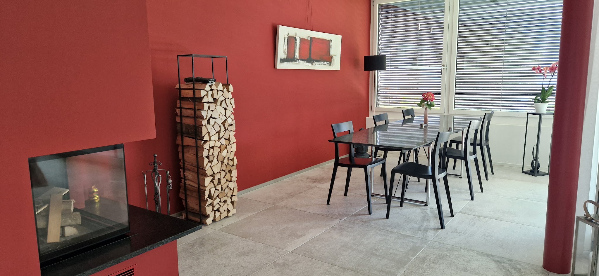Gestrichene rote Wand im Essbereich mit Cheminée