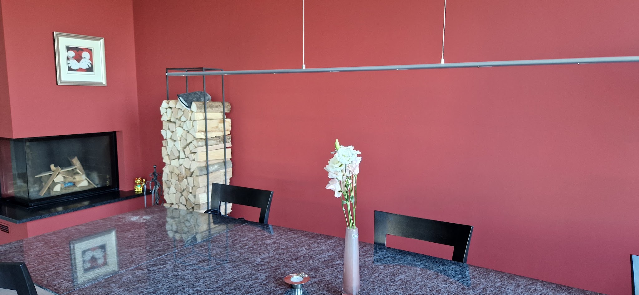 Roter Essbereich mit Tisch und Stühlen