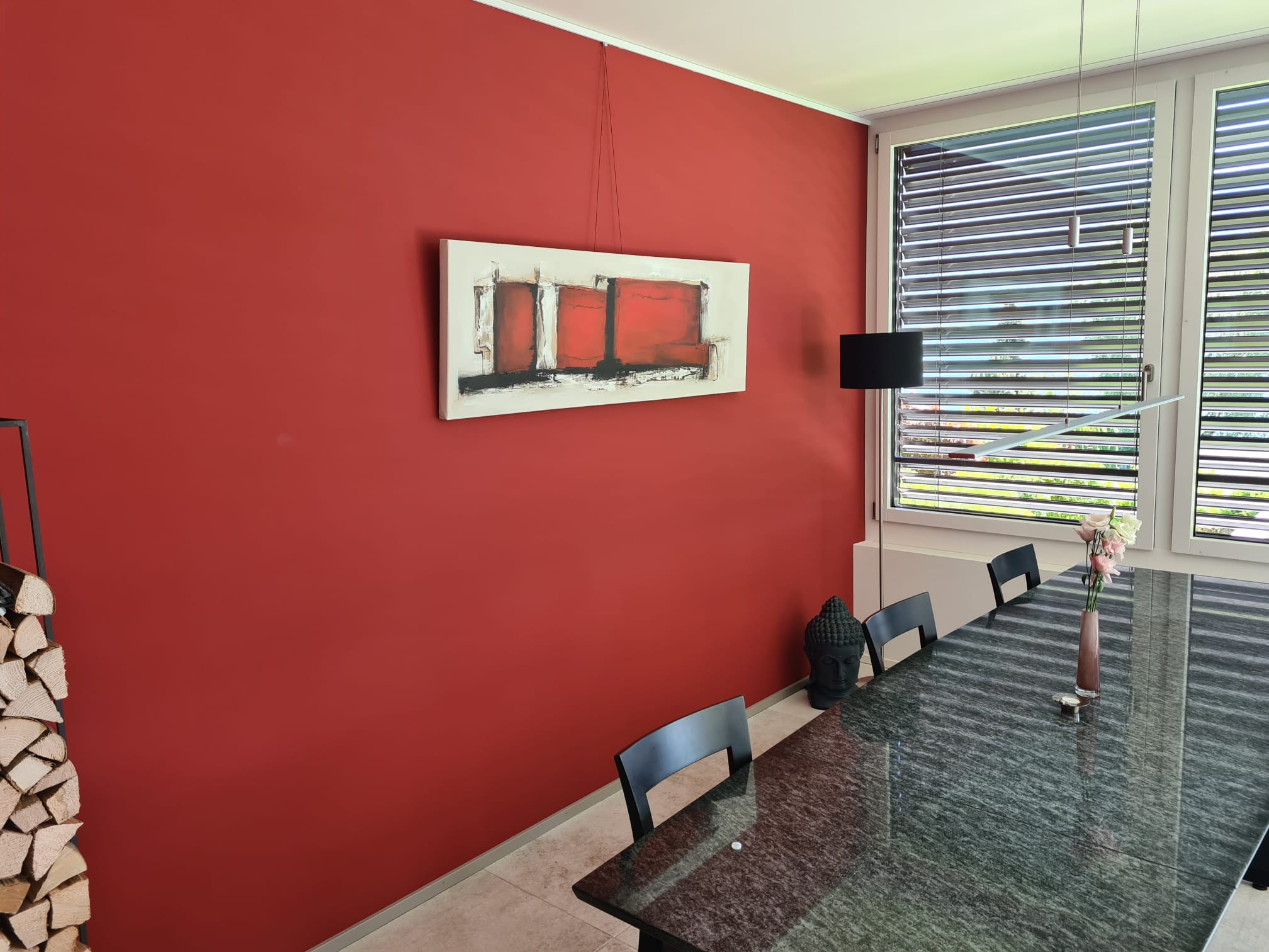 Roter Raum mit Fenster und Jalousien, frisch gestrichen