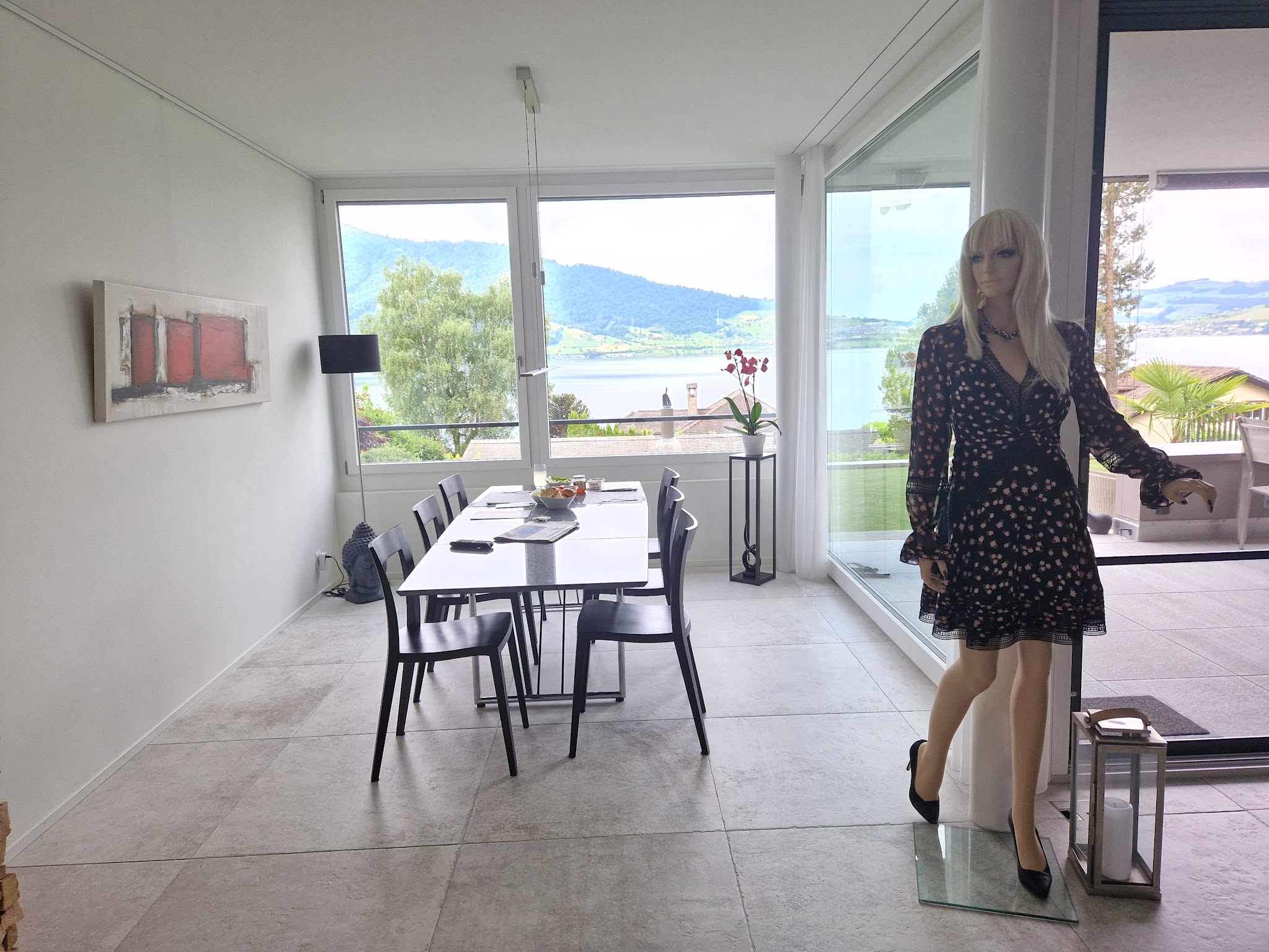 Heller Essraum mit Seeblick
