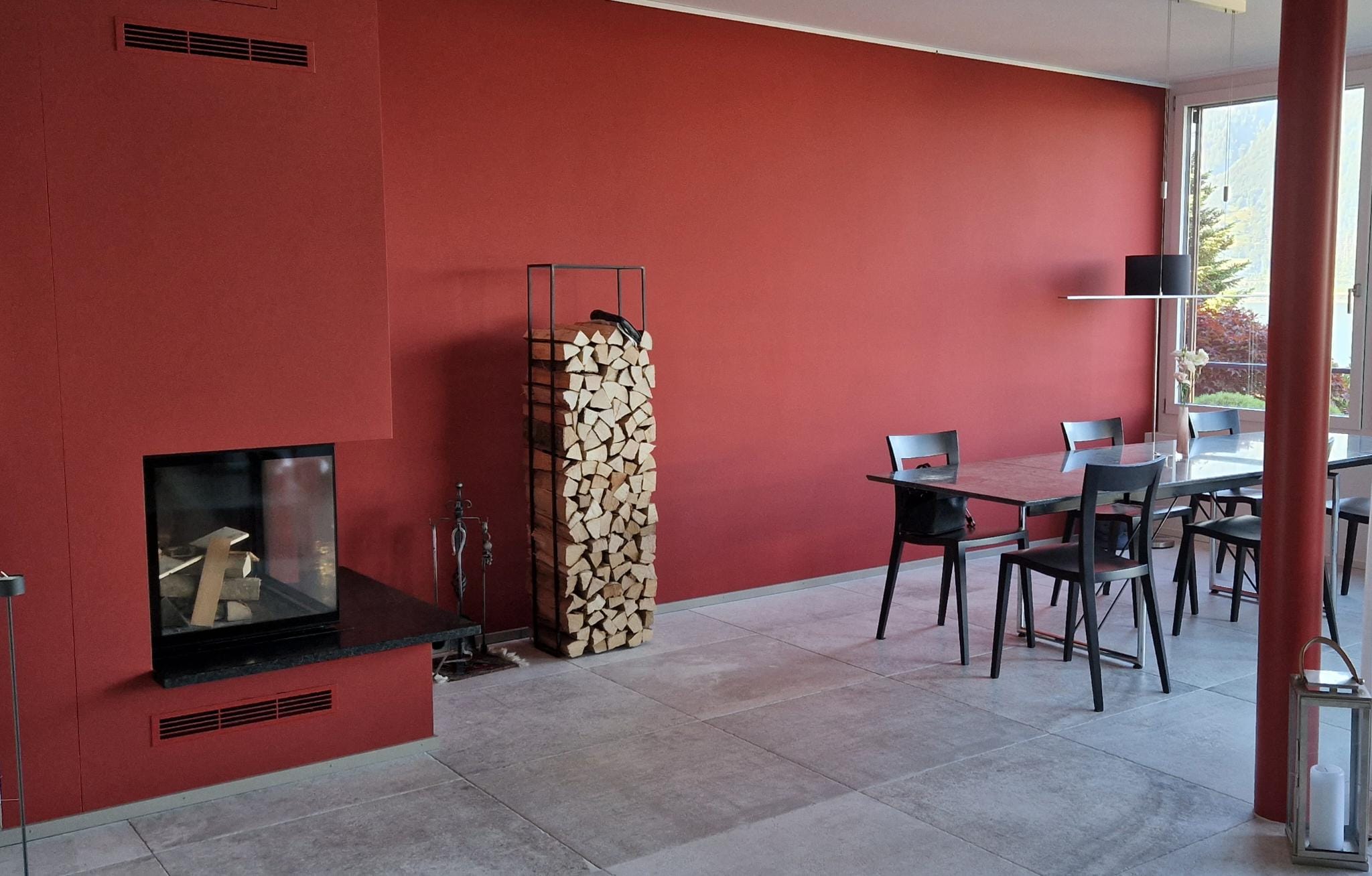 Rot gestrichene Wand neben dem Cheminée